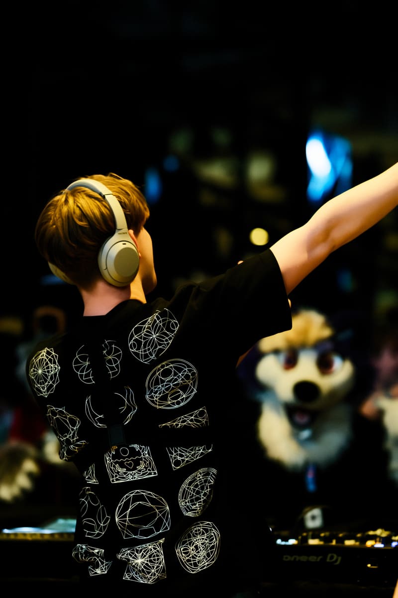 AVIA performing