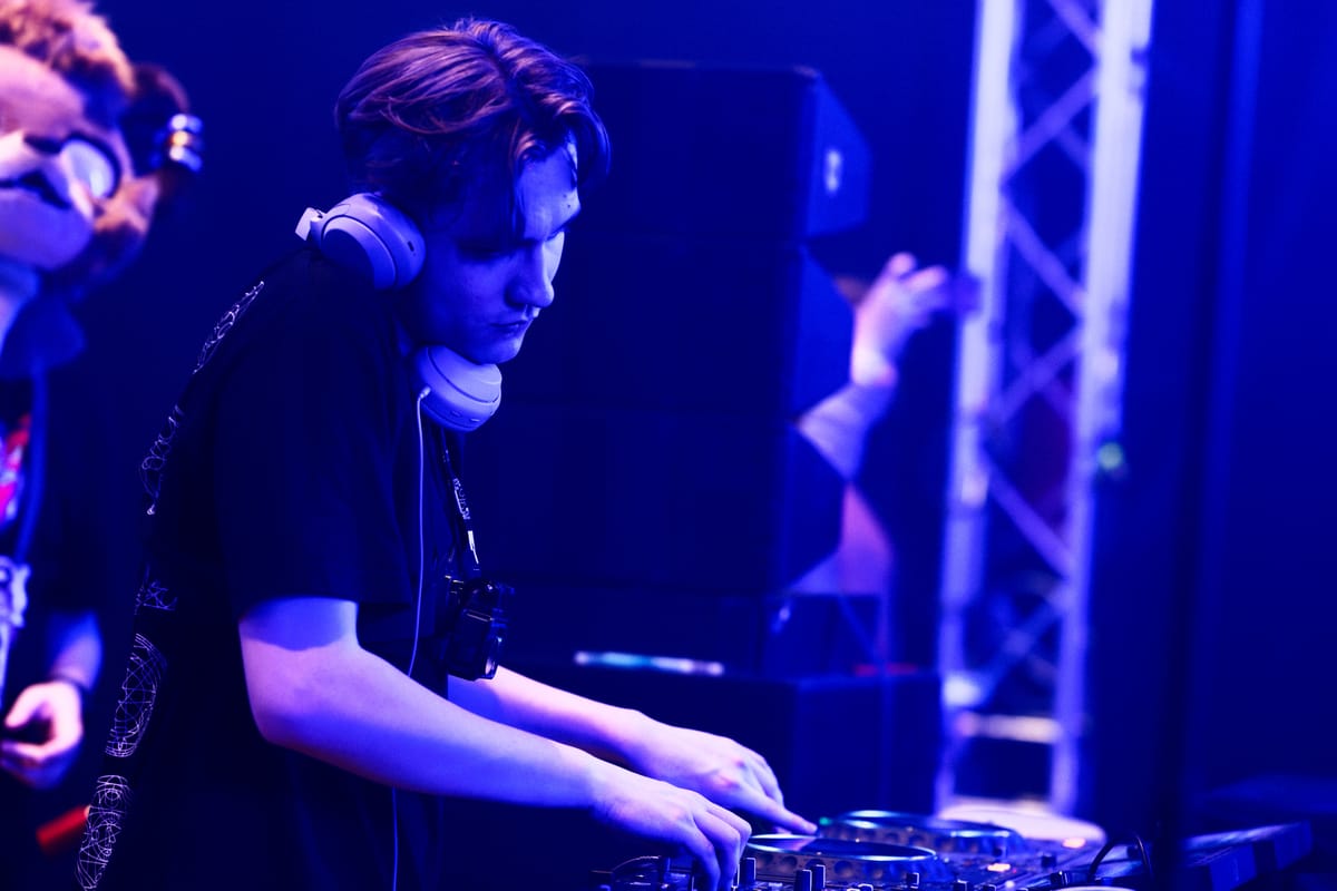 AVIA behind the decks